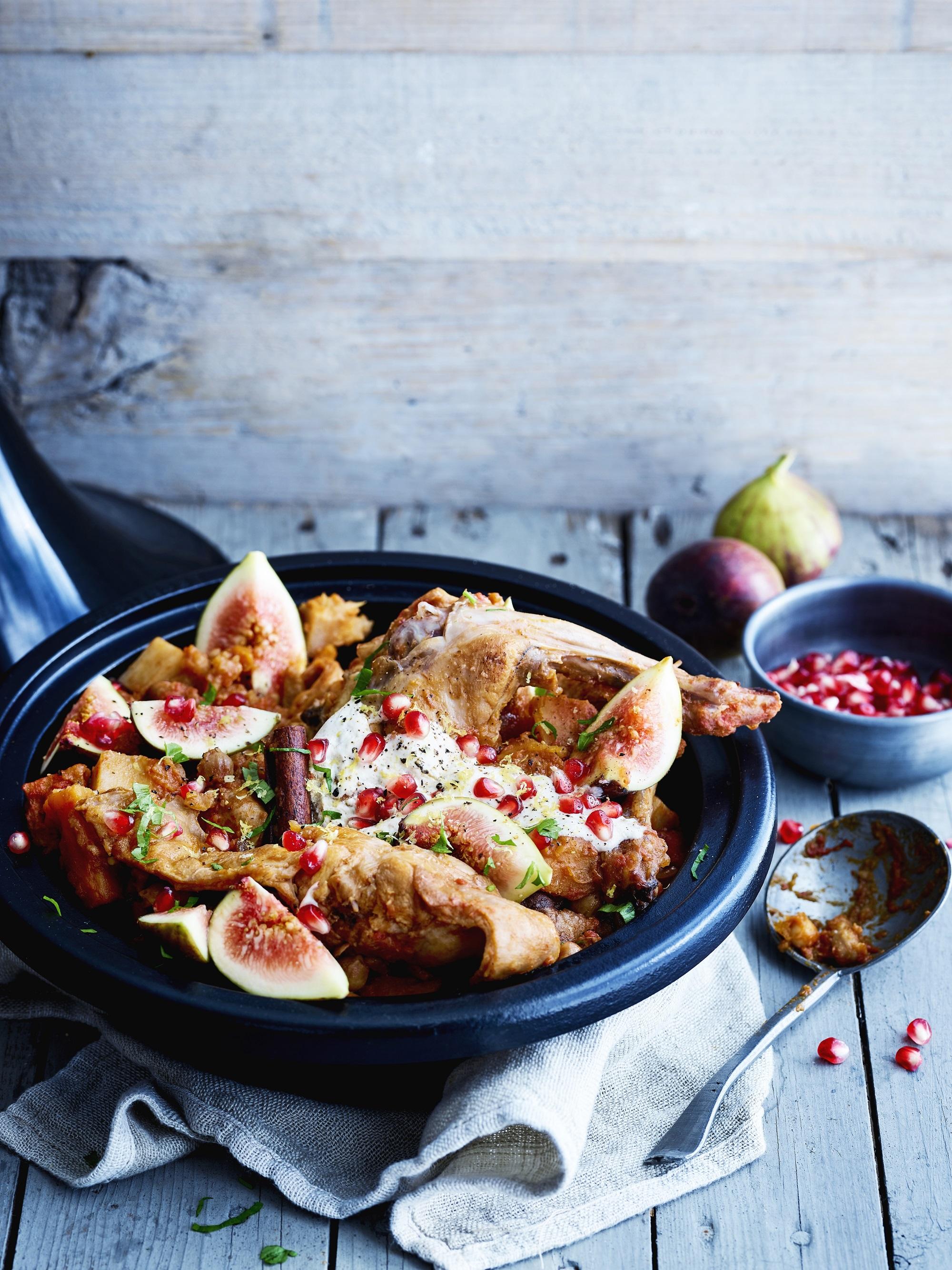 Tajine van konijn met kikkererwten, vijgen en granaatappel